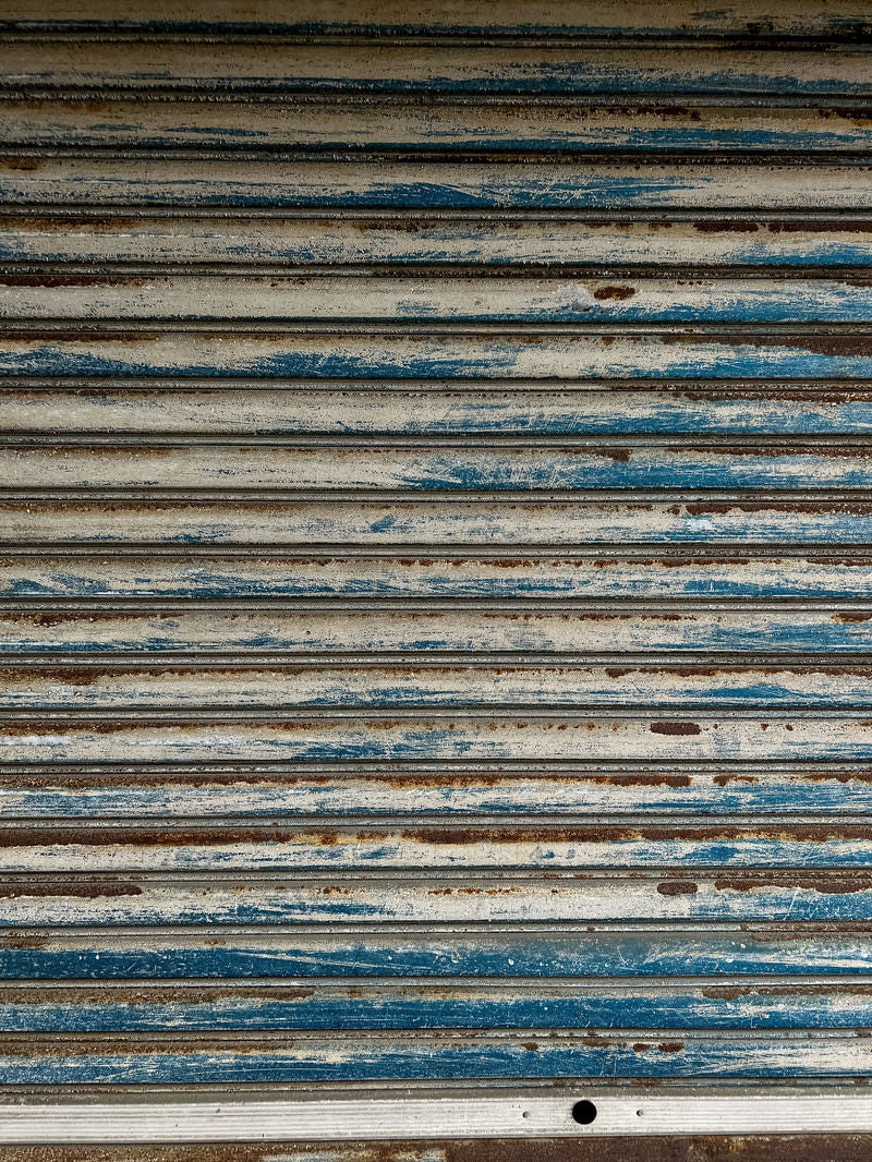 ペンキ剥げの鎧戸（テクスチャー）の写真