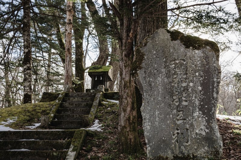 一龕龍王祠(いっかんりゅうおうし)と刻まれた石碑と奥に見える祠の写真