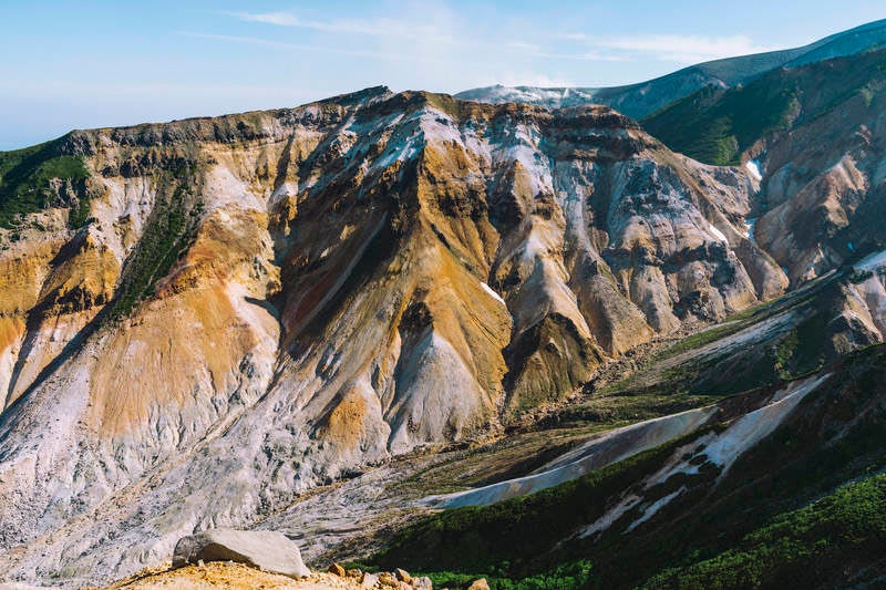 三段山のカラフルな山肌の写真