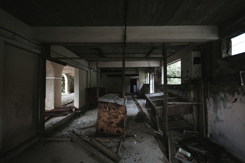 瓦礫で崩れる廃墟の写真