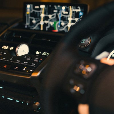 車内のカーナビと空調スイッチの写真