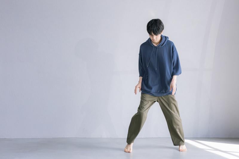 リラックスしたカジュアルスタイルの男性の写真