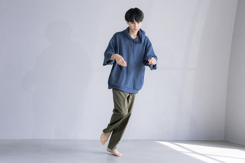 片足を浮かせたダンスする男性の写真