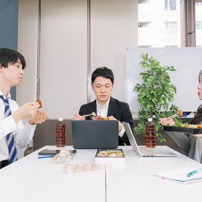 仕事の合間のランチタイムミーティングの写真