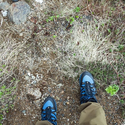 登山者の足元の写真