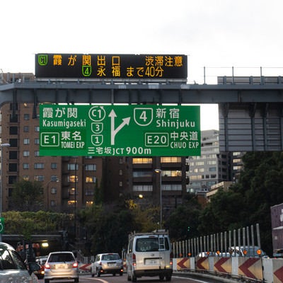 首都高速道路を走行しながら案内板を見るの写真