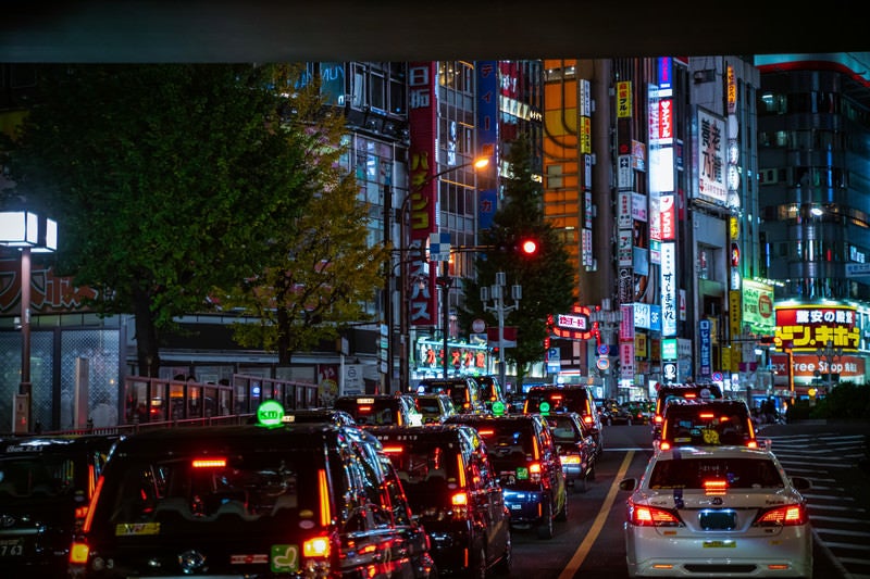 新宿大ガードを抜けたらタクシーの渋滞に捕まったの写真