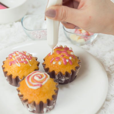 ホワイトチョコをデコレーション中のカップケーキの写真