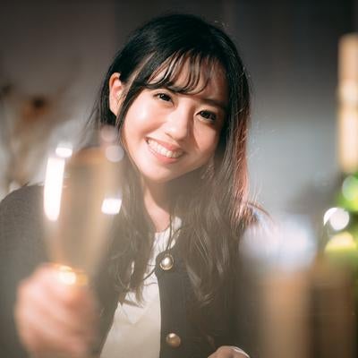 シュワシュワ乾杯する女子の写真