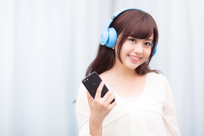 bluetooth接続で音楽を楽しむ女子の写真
