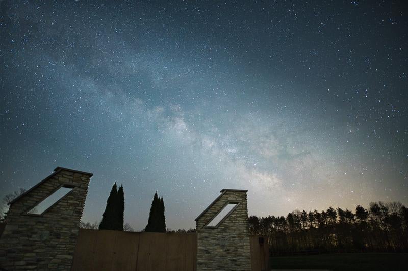 石造りの建物と3月の天の川の写真